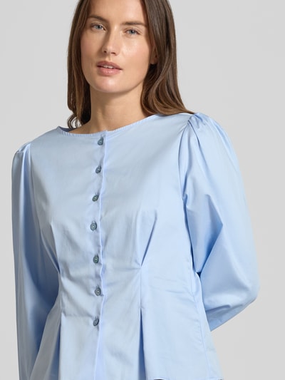 Frauenmodel trägt Taillierte Bluse mit Rundhalsausschnitt von Rich & Royal in Hellblau, Reine Baumwolle, Knopfleiste, Nahaufnahme Oberkörper.