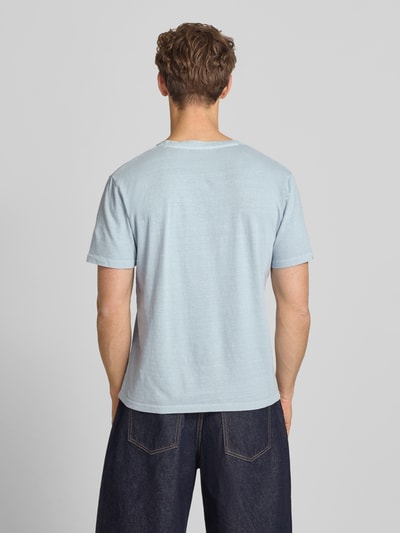 Männermodel trägt T-Shirt aus Baumwoll-Leinen-Mix mit V-Ausschnitt von Superdry in hellem Blau, Regular-Fit, Stitching, Rückenlänge 68 cm, Ganzkörperansicht Rückansicht.