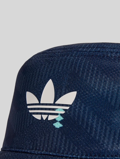 Produktfoto, Bucket Hat Deutschland 2026 od adidas Sportswear, jednokolorowy granatowy, aplikacja z logo i aplikacja DFB