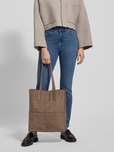 Kobiece model prezentuje Tote Bag mit Label-Detail Modell 'AMY' od LIEBESKIND BERLIN; odcienie brązu, faktura matowa, widok całej sylwetki z przodu; opis dotyczy torby z uchwytami, główną kieszenią na zatrzask, wewnętrzną kieszenią na suwak, szerokość 35 cm, długość 40 cm, głębokość 11 cm, pasek na ramię 60 cm.