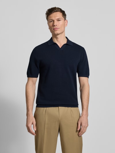 Männermodel trägt Regular Fit Poloshirt mit gerippten Abschlüssen von MCNEAL in Dunkelblau, reine Baumwolle, Nahaufnahme Oberkörper.