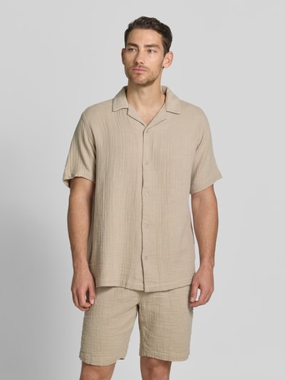 Männermodel trägt ein beiges Relaxed Fit Freizeithemd mit Strukturmuster von Lindbergh, reine Baumwolle, Ganzkörperansicht von vorne.