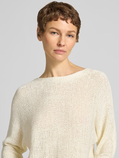 Vrouwenmodel draagt Strickpullover mit 3/4-Arm Modell 'Tapper' van FREE/QUENT, regular fit, ronde hals, crèmekleurig, context: damestrui, ruglengte maat S 54 cm, mouwlengte S 43 cm, close-up bovenlichaam.