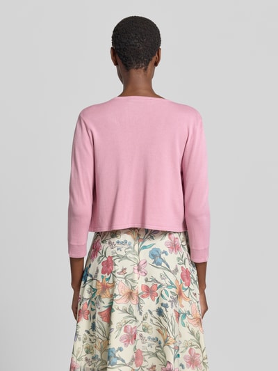 Frauenmodel trägt Bolero aus Viskose-Mix mit 3/4-Arm von Vera Mont, Regular-Fit, offene Front, Rückenlänge Größe S 41 cm, Ganzkörperansicht Rückansicht.