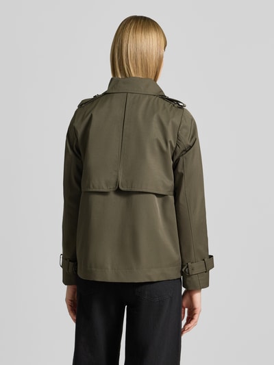 Vrouwenmodel draagt Regular Fit jack met platte kraag van Christian Berg Woman Selection in kaki met materiaalmix en steekzakken, knoopsluiting. Ganzkörperansicht Rückansicht.