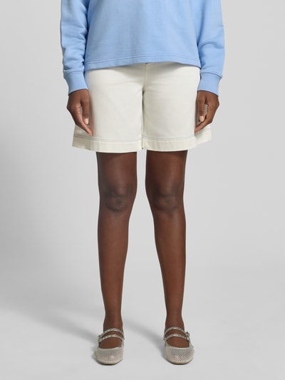 Frauenmodel trägt Jeansshorts mit Eingrifftaschen von Marc Cain in Offwhite, Regular Fit aus Baumwoll-Elasthan-Mix, Ganzkörperansicht von vorne.