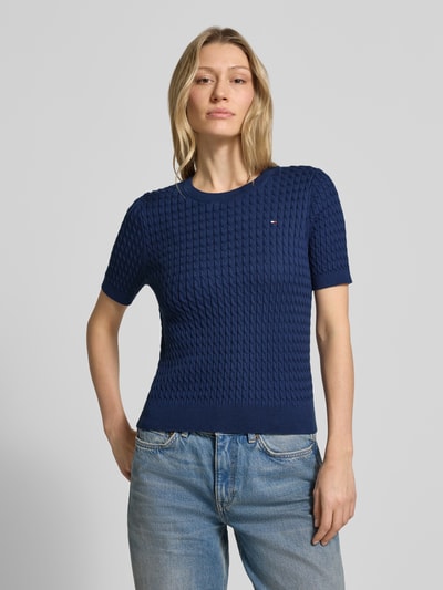 Vrouwenmodel draagt Slim Fit T-Shirt uit pure katoen van Tommy Hilfiger, look: effen, kabelpatroon, logodetail, ronde hals, korte mouw, knitwear, ganzebody vooraanzicht.