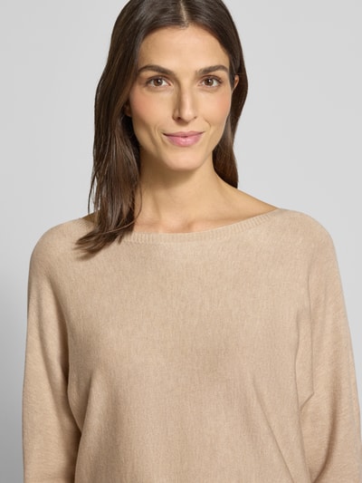 Modelka kobieca nosi Strickpullover aus Viskose-Mix mit rückseitiger Schnürung od comma, kolor beżowy, regular fit, dekolt łódka, rękaw 3/4, widok z przodu, zbliżenie na górną część ciała.