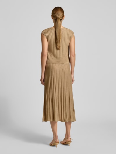 Modelka nosi Regular Fit Strickkleid aus Viskose-Mix od s.Oliver BLACK LABEL, beżowa, jednolita, długość midi, drobny splot, u-łódkowy dekolt, widok całej sylwetki z tyłu.