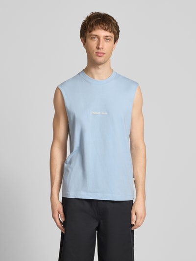 Männermodel trägt T-Shirt mit Stitching von Jack & Jones aus reiner Baumwolle, relaxed fit, rundhalsausschnitt, hellblau, Ganzkörperansicht von vorne