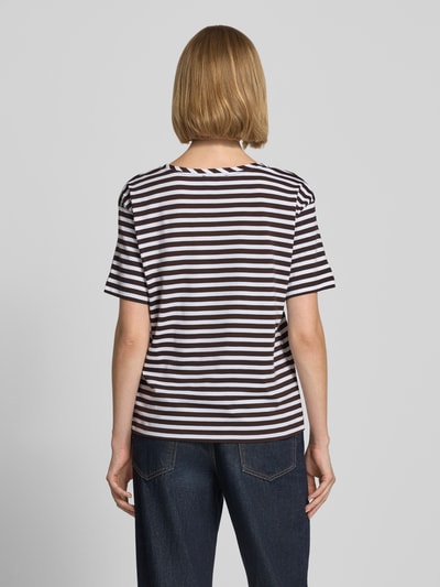 Frauenmodel trägt T-Shirt im Allover-Look mit Rundhalsausschnitt von monari, reine Baumwolle, Regular Fit, Rückansicht, Ganzkörperansicht.