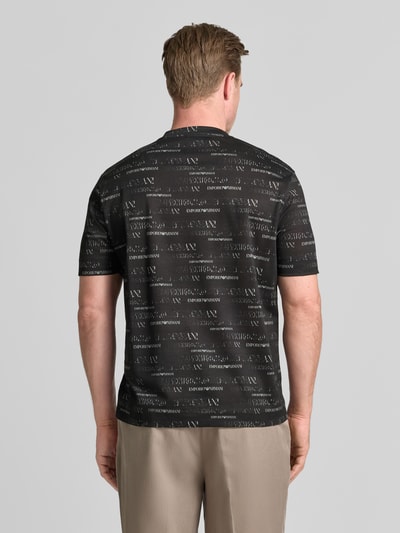 Männermodel trägt T-Shirt mit Logo-Muster und Rundhalsausschnitt von Emporio Armani, Lyocell-Baumwoll-Mix, Regular-Fit, Rückenlänge 70 cm, Ganzkörperansicht Rückansicht