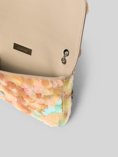 Produktfoto, Shoulder Bag mit Allover-Pailettenbesatz von Rabanne mit Überschlag, Hauptfach, Logo-Prägung, Ketten-Optik, Maße 26x13x3 cm, pastellige Schuppen-Optik