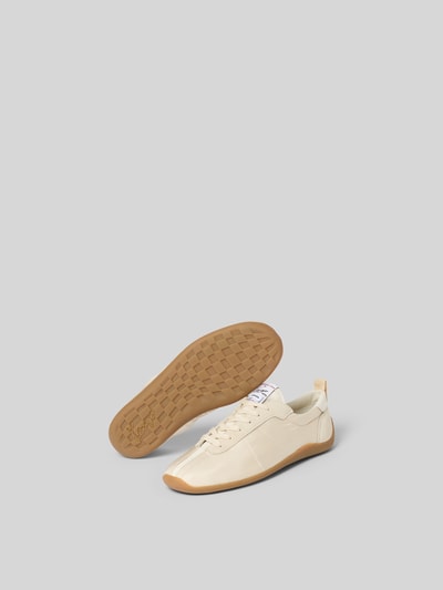 Produktfoto, Sneaker mit Ziernähten von Kenzo in Creme mit abgerundeter Form, Schnürverschluss, Satin und strukturierter Sohle auf hellgrauem Hintergrund.