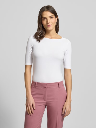 Vrouwenmodel draagt T-Shirt met 1/2-Ärmel van comma, wit, viscose-elastaan mix, slim fit, U-boothals, ruglengte 55 cm, vooraanzicht hele lichaam.