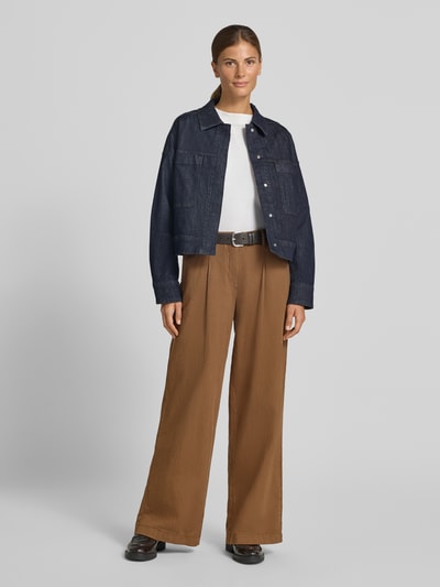 Frauenmodel trägt Regular Fit Jeansjacke aus Baumwoll-Mix Modell 'Hollins' von OPUS, dunkles Blau, kombiniert mit brauner Hose, Ganzkörperansicht von vorne. Damen Jeansjacke von OPUS.