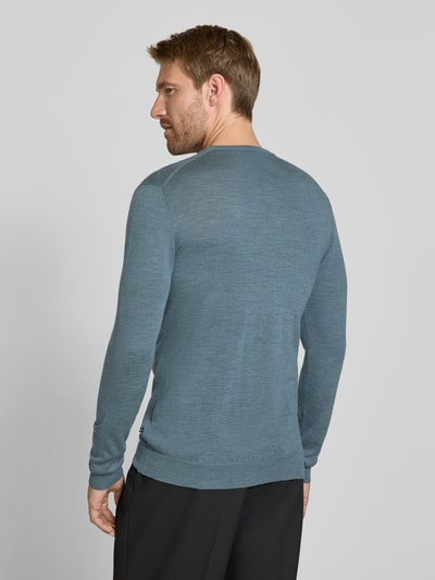 Männermodel trägt sweter z dzianiny z wełny w niebieskim kolorze, prosty krój, prążkowane wykończenia, Model 'Margrate' od Matinique, długość tyłu w rozmiarze M: 63 cm, długość rękawów w rozmiarze M: 69 cm, widok całej sylwetki z tyłu.