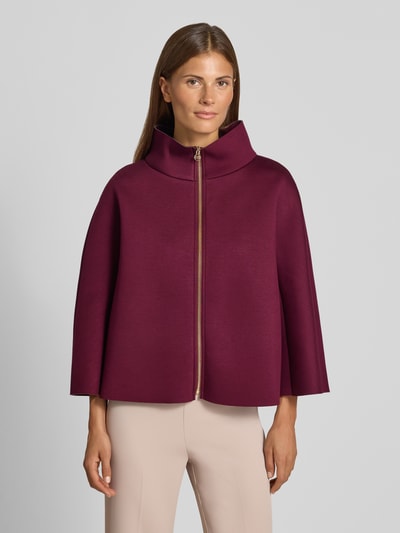 Frauenmodel trägt Jacke aus Viskose-Mix mit Stehkragen von Rinascimento in dunklem Bordeaux, lockere Passform, Nahaufnahme Oberkörper.