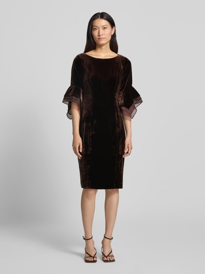 Frauenmodel trägt Abendkleid aus Samt mit Rundhalsausschnitt von Adrianna Papell, braun, tailliert, Stretch, Rückseitiger Reißverschluss, Ganzkörperansicht von vorne.