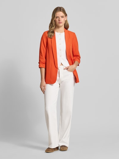 Modelka nosi Regular Fit Longblazer mit Viskose-Anteil Modell 'BOSELLA' od Pieces, intensywnie pomarańczowy, proste linie, gładka struktura, Ganzkörperansicht von vorne.