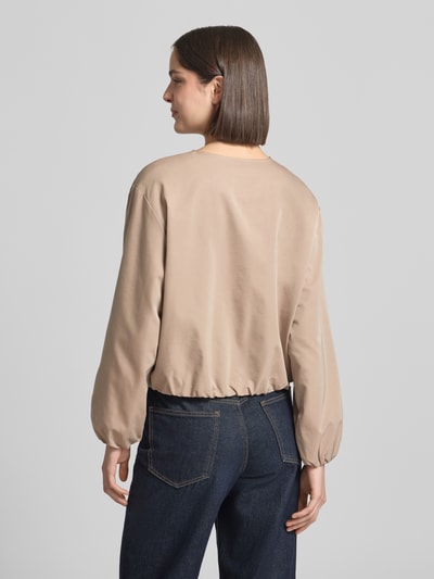 Vrouwenmodel draagt Regular Fit jack met ronde hals model 'Rachel' van FREE/QUENT in beige met steekzakken, ritssluiting, elastische boorden, ruglengte bij maat S 51 cm, schouderbreedte 48 cm, borstwijdte 57 cm, mouwlengte 57 cm, geheel in beeld van achteren.