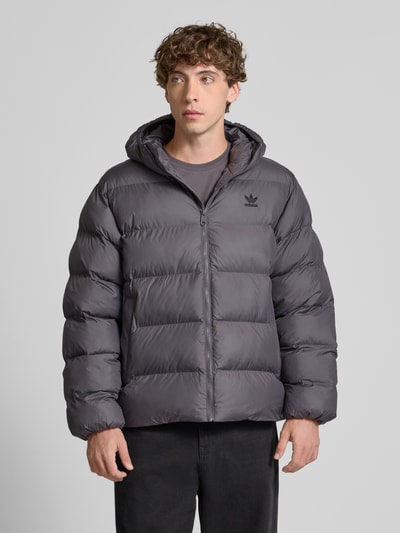 adidas Originals Kurtka pikowana o kroju regular fit z wyhaftowanym logo model ‘COMMERCIAL’ Antracytowy 4