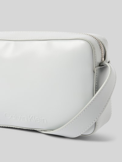 CK Calvin Klein Schoudertas met logodetail en verstelbare schouderband Lichtgrijs - 3