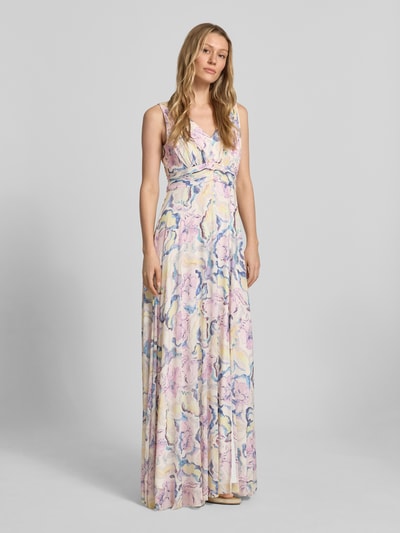 Frauenmodel trägt Maxikleid im Allover-Look von Christian Berg Cocktail mit pastellenen Farben, V-Ausschnitt, Taillenband, Material-Mix mit Stretch-Anteil, A-Linie, Rückenlänge 158 cm, Brustweite 38 cm, Ganzkörperansicht von vorne.