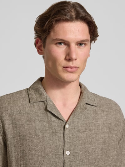 Männermodel trägt Regular Fit Leinenhemd mit Reverskragen Modell 'DYLAN' von Redefined Rebel, Leinen-Baumwoll-Mix, Nahaufnahme Oberkörper.