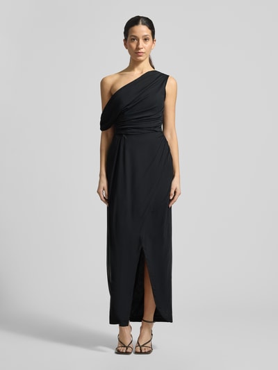 Frauenmodel trägt Abendkleid mit Raffungen und Gehschlitz von Lace & Beads, One-Shoulder-Träger, gerader Schnitt, Maxikleid, schwarz, Ganzkörperansicht von vorne. Kontext: Rückenlänge bei Größe S 109 cm, Brustweite bei Größe S 37 cm.