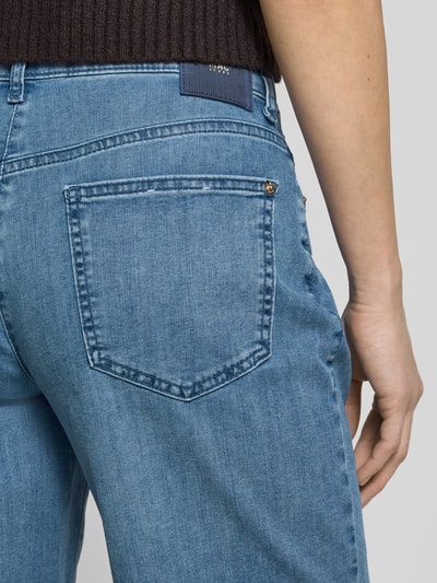 Frauenmodel trägt Barrel Fit Jeans mit Eingrifftaschen Modell 'BOBBIE' von MAC, blauer Baumwoll-Mix mit Stretch, Detailaufnahme Rückansicht.