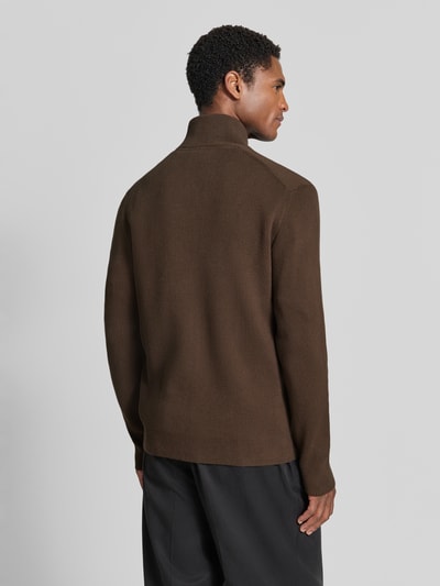 Männermodel trägt Strickjacke mit Reißverschluss von Lindbergh in Braun, Baumwoll-Mix, figurbetont, gerippte Textur, Ganzkörperansicht Rückansicht.
