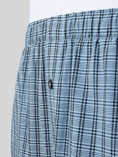 Männermodel trägt Regular Fit Pyjama aus Baumwoll-Mix Modell 'CHRIS PATTERN S SET' von BOSS, Shorts mit Allover-Muster, Nahaufnahme Unterteil.