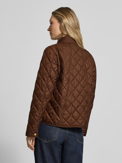 Frauenmodel trägt Regular Fit Jacke in Stepp-Optik Modell 'Sasti' von Marella, braun, Umlegekragen, Ganzkörperansicht Rückansicht.