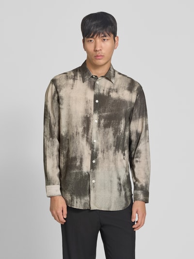Männermodel trägt Relaxed Fit Freizeithemd mit Kentkragen Modell 'SALUAN' von Samsøe Samsøe aus Viskose-Mix mit Knopfleiste, Sportmanschetten und abgerundetem Saum in Schwarz-Beige mit verlängerter Rückenpartie, Frontansicht Oberkörperaufnahme. Rückenlänge bei Größe M: 79 cm, Schulterbreite: 48 cm, Ärmellänge: 60 cm.