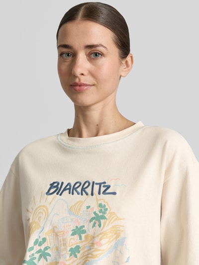 Frauenmodel trägt T-Shirt mit Motiv-Print und Rundhalsausschnitt von Jake*s Casual aus Reine Baumwolle, Relaxed-Fit, Nahaufnahme Oberkörper.