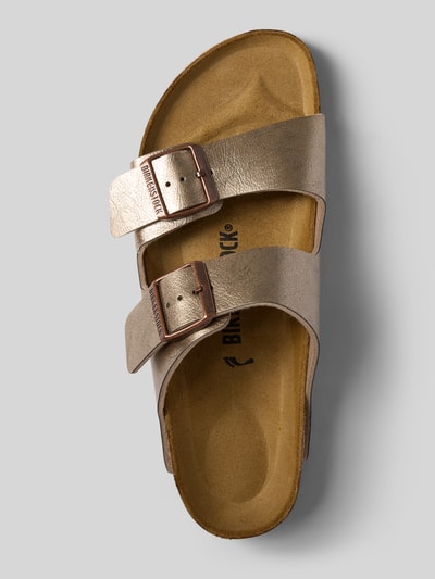 Produktfoto, Slipper mit offener Ferse Modell 'Arizona' von Birkenstock in Beige mit zwei Riemen, abgerundete Passform, Logo-Detail, Absatzhöhe 3 cm
