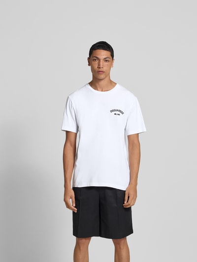 Männermodel trägt T-Shirt mit Label-Print von Dsquared2 in Weiß, Regular-Fit aus reiner Baumwolle, gerippter Rundhalsausschnitt, Ganzkörperansicht von vorne. Rückenlänge bei Größe M: 68 cm.