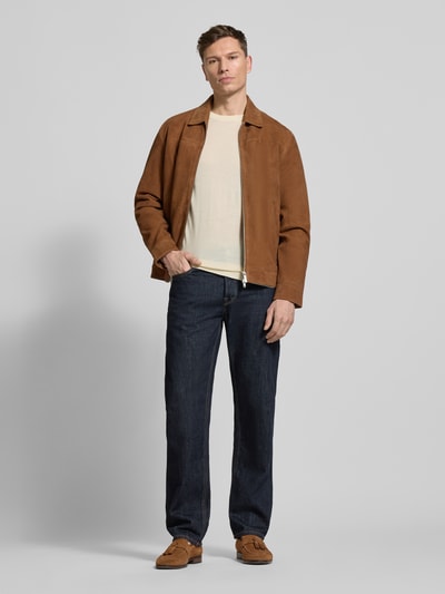 Männermodel trägt T-Shirt mit geripptem Rundhalsausschnitt von CRUNA aus reiner Baumwolle, Regular-Fit, Rückenlänge 70 cm, Ganzkörperansicht von vorne.