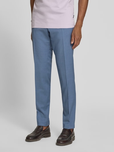 Männermodel trägt Anzughose mit Bügelfalten Modell 'Pascal' von CG - Club of Gents, hellblau, glatte Textur, Slim Fit, Nahaufnahme Unterkörper