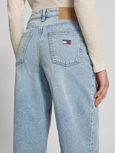 Vrouwenmodel draagt Wide Leg Jeans aus Baumwoll-Mix van Tommy Jeans in lichtblauw denim, high waist, label patch, 5-pocket, rugaanzicht.