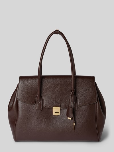 Produktfoto, dunkelbraune Handtasche mit Tragehenkeln Modell 'SIENA' von Mango, genarbte Leder-Optik, goldener Klickverschluss, strukturierte Oberfläche. Hauptfach mit Überschlag, Innenfach mit Reißverschluss, Maßen: 38x31x18 cm, Schulterriemen 66 cm.