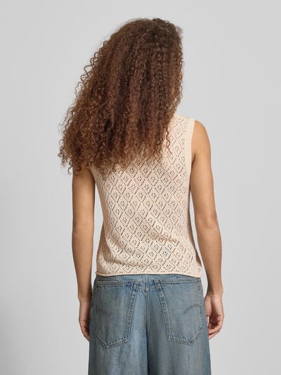 Frauenmodel trägt Regular Fit Pullunder mit Rundhalsausschnitt Modell 'SUNNY' von Only, efekt: jednolity kolor, półprzezroczysty materiał, okrągły dekolt, zrolowany brzeg, wykończenie materiału: dzianina, Ganzkörperansicht Rückansicht