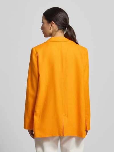 Vrouwenmodel draagt Leinenblazer met Reverskragen van TOM TAILOR Denim, linnenmix met viscose, effen design, ruglengte maat S, recht model, knoopsluiting, klepzakken en borstzak, oranje kleur, achteraanzicht volledig lichaam.