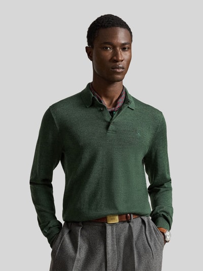 Männermodel trägt Regular Fit Pullover aus reiner Wolle von Polo Ralph Lauren in Dunkelgrün, glatte Textur, Nahaufnahme Oberkörper.