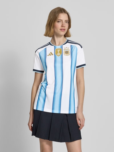 Frauenmodel trägt Regular Fit Trikot mit AFA-Applikation von adidas Sportswear, Mehrfarbig, Kontraststreifen, Logo-Stitching, CLIMACOOL Technologie, Rundhals, Kurzarm, Ganzkörperansicht von vorne.