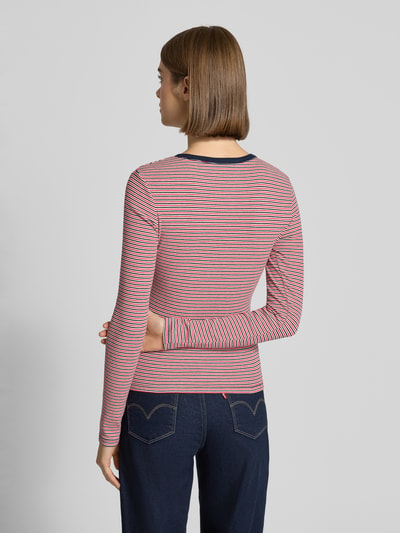 Vrouwenmodel draagt Slim Fit Langarmshirt aus Baumwoll-Mix van Tommy Jeans, meerkleurig gestreept, fijnrib katoenmix, rugaanzicht,