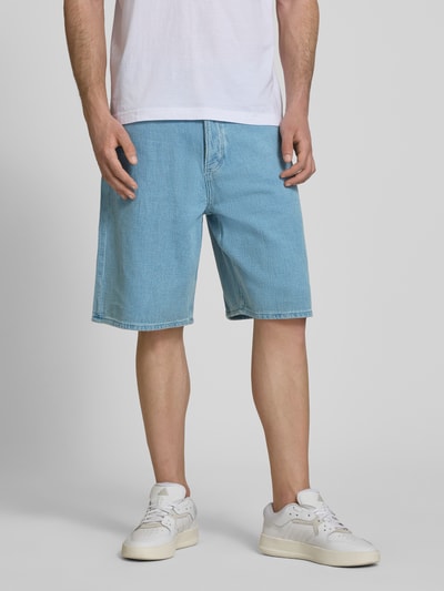 Männermodel trägt Loose Fit Jeansshorts aus reiner Baumwolle Modell 'MASON' von Hugo Blue in hellblauer Denim-Optik, 5-Pocket-Design, Label Patch, Gürtelschlaufen, verdeckter Knopfverschluss, Webware; Ganzkörperansicht von vorne.
