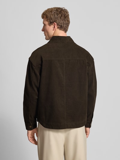 Männermodel trägt Regular Fit Hemdjacke aus reiner Baumwolle Modell 'Pitstop' von PROHIBITED in dunkelbraunem Cord, Ganzkörperansicht Rückansicht. Rückenlänge 70 cm, Schulterbreite 59 cm, Ärmellänge 59 cm; mit Umlegekragen, durchgehender Knopfleiste, Brusttaschen und metallic Label-Applikation.