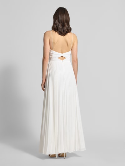 Modelka nosi Regular Fit Hochzeitskleid in Falten-Optik von Hey Kyla, biała kolorystyka, cienkie ramiączka, dekolt na plecach, wszyty zamek błyskawiczny, plisowany materiał, długość tyłu w rozmiarze 36: 127 cm, szerokość w rozmiarze 36: 33 cm, widok całej sylwetki od tyłu.